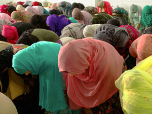 Neal Slavin's Muslim Women Bowing, Brooklyn, NY (Laurence Miller gallery, 2014)